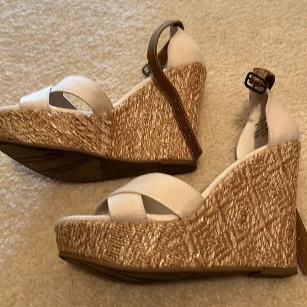 White wedge sandals with tan ankle strap - Picture 3 of 4